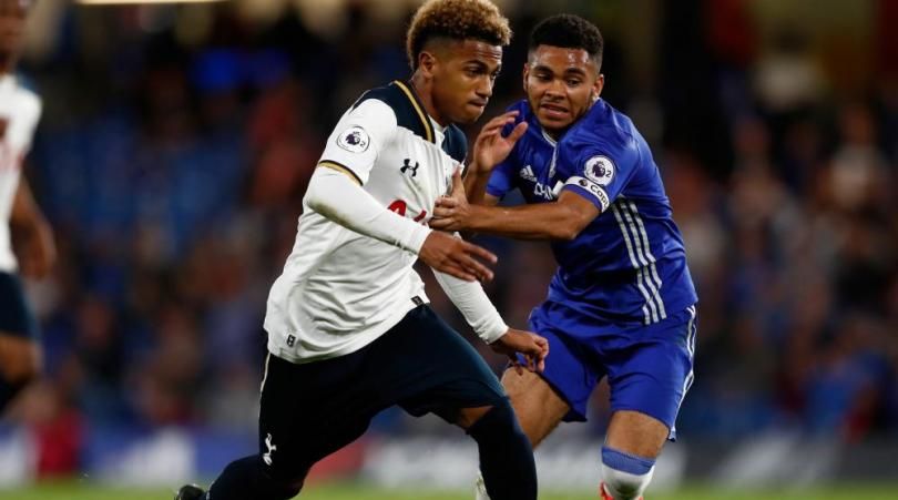 ماركوس إدواردس (يسار)