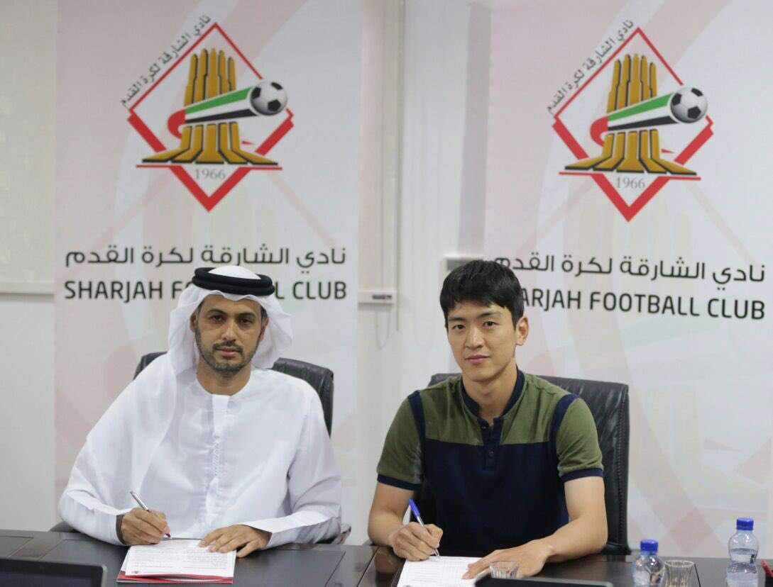 خلال توقيع العقود