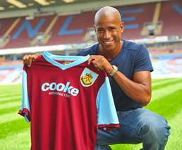 تيـرونـي مايـرس يحمـل قميـص فريقـه الجديـد