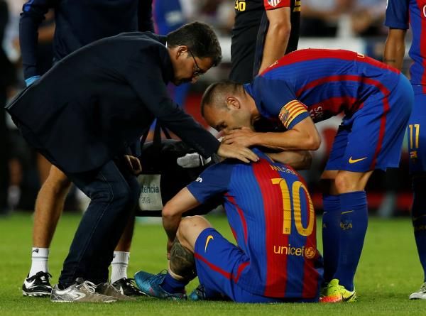 آندريس إنييستا فى مباراة أتلتيكو مدريد