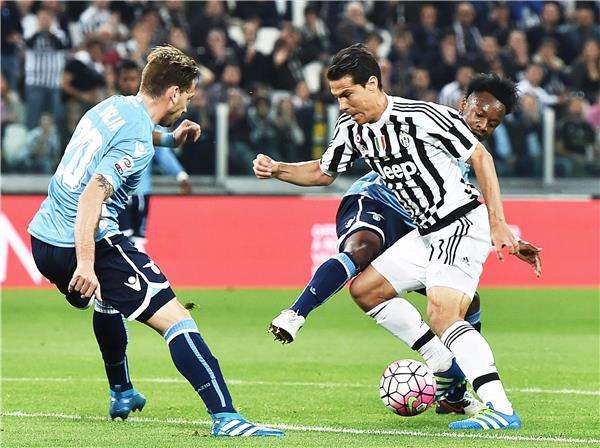 هيرنانيس (يمين)