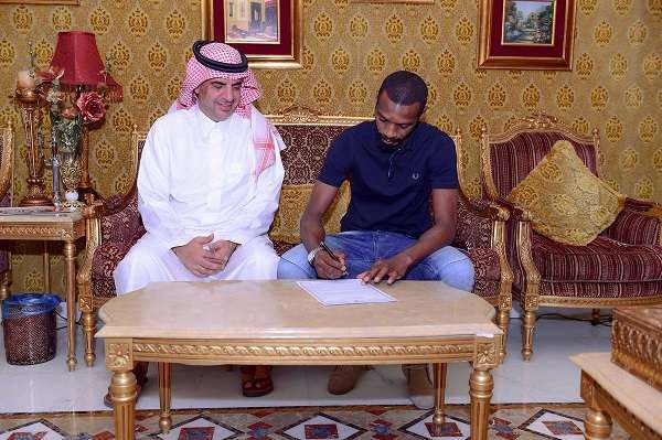 أثناء توقيع العقود