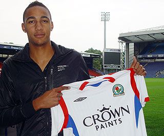 سـتـيـفيـن نـزونــزي يحمـل قميـص فريقـه الجديـد