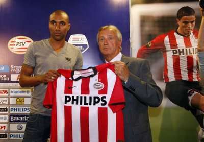 انغيلار لحظة تقديمه لوسائل الاعلام