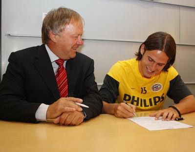 ستاين ويتنس لحظة توقيع العقد