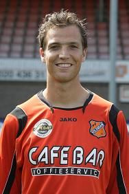 تيم باكينس بقميص فريقه السابق فوليندام