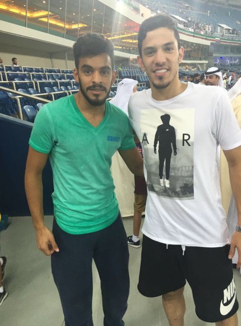 سلطان العنزي مع زميله فيصل عجب عقب انتهاء السوبر الكويتي