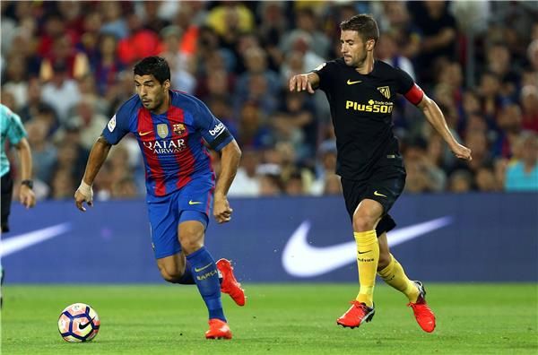 جابي فرنانديز يحاول إيقاف لويس سواريز