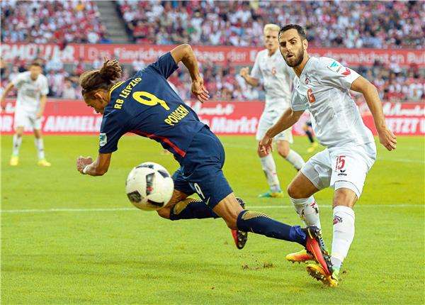 جانب من مباراة الفريقين