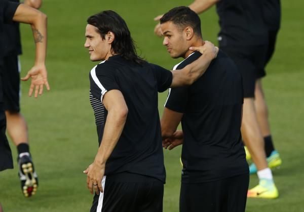 حاتم بن عرفة (يمين)