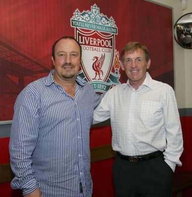 نجم ليفربول المعتزل كيني دالجيش مع رافاييل بينيتز 