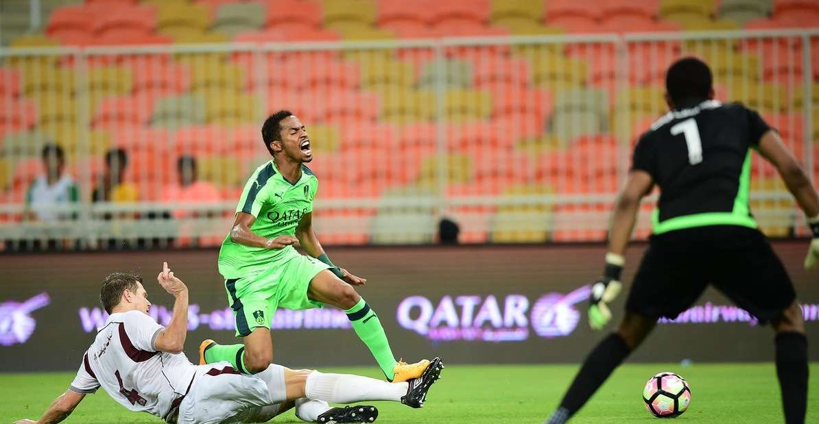 مدرجات الجوهرة تبدو خاوية