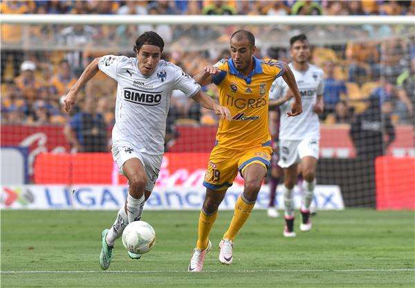 غويدو بيزارو (يمين)