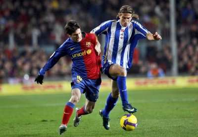 البرازيلي فيليب لويس في صراع على الكرة مع الأرجنتيني ميسي