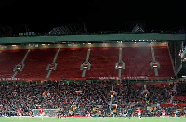 الجانب العلوي من الملعب