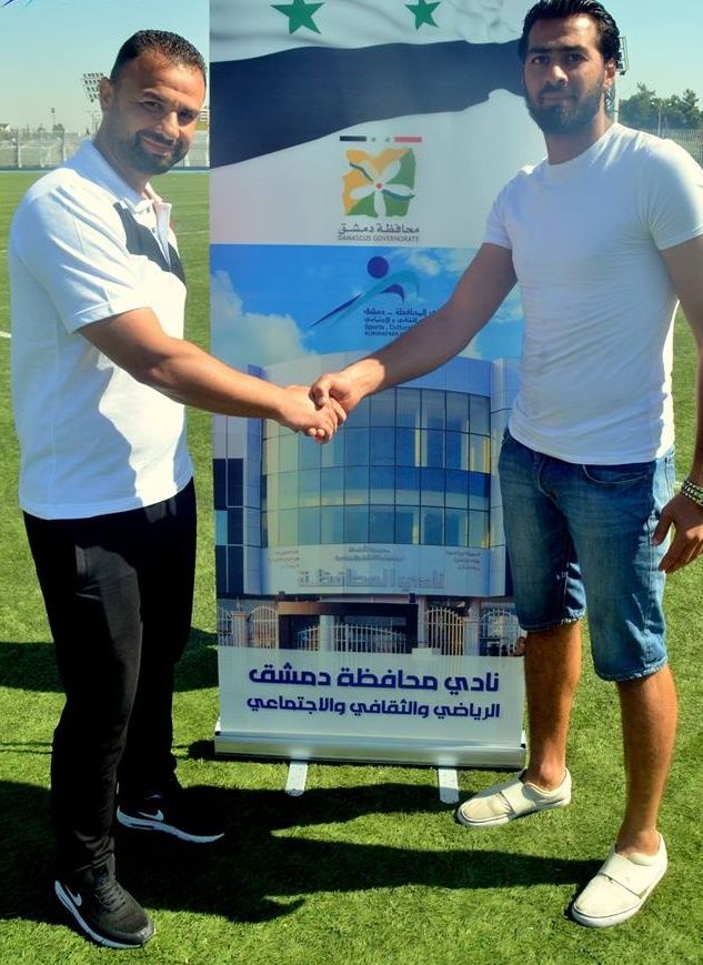 أثناء توقيع العقود