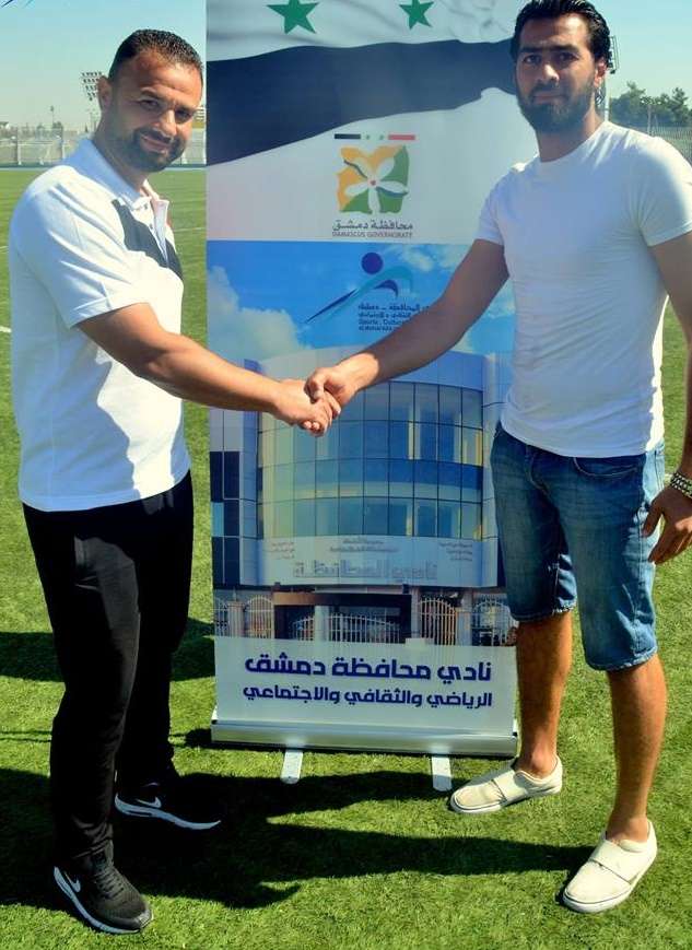 أثناء توقيع العقود