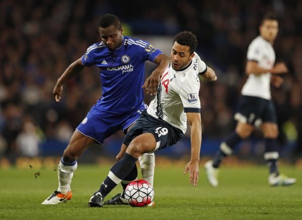 ميكيل (يسار)