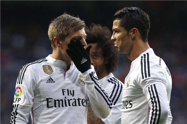 توني كروس مع لاعبي ريال مدريد