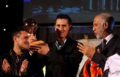 زياني أثناء تتويجه بجائزة ثالث أفضل لاعب 