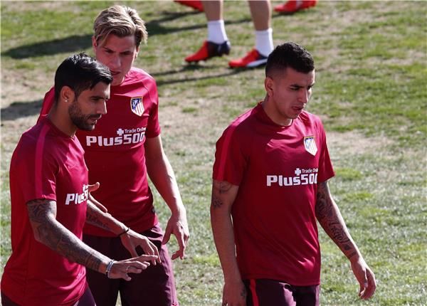 كوريا (يمين)