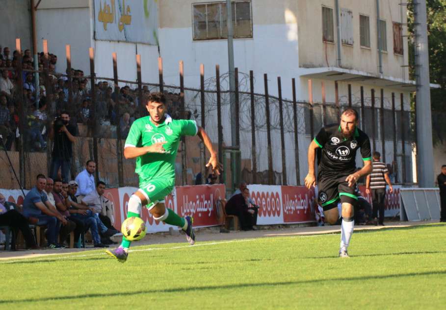 اسلام أبو عريضة لاعب شباب خان يونس يمسك الكرة