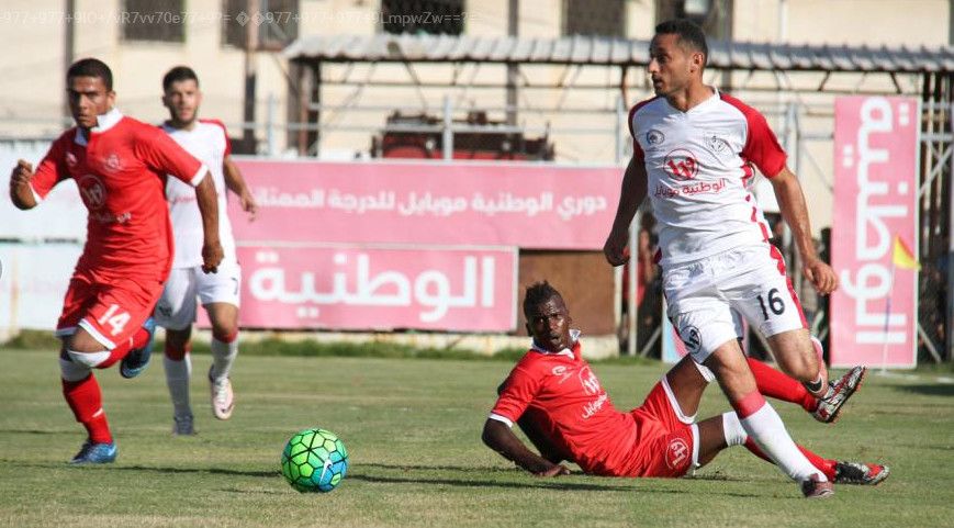 محمد بلح مهاجم الصداقة ينطلق بالكرة    