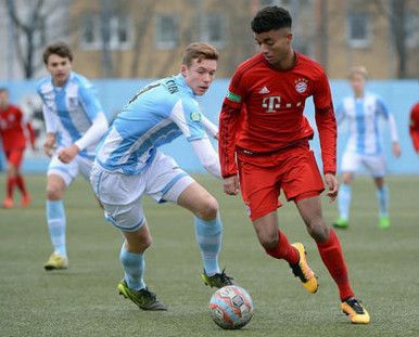 تيلمان (يمين)