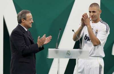 كريم بن زيما رفقة رئيس نادي ريال مدريد السيد فلورنتينو بيريز 