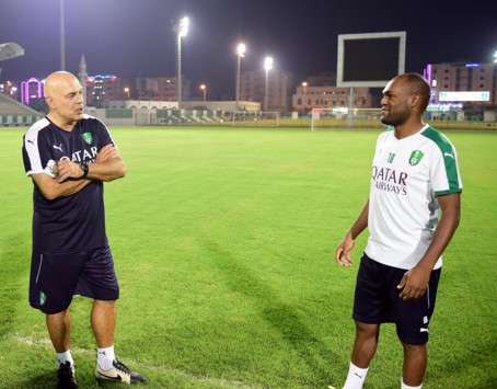 جروس يقود مرانه الأول