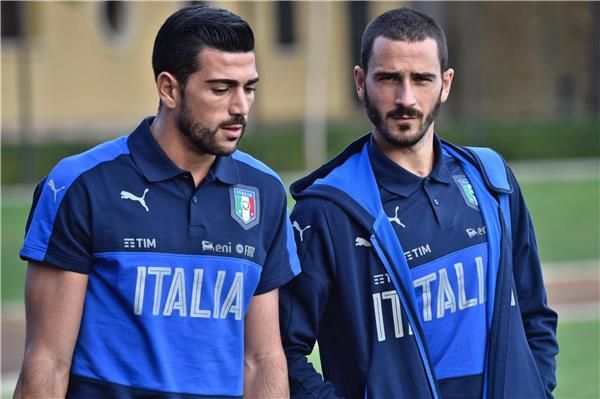 بونوتشي (يمين)