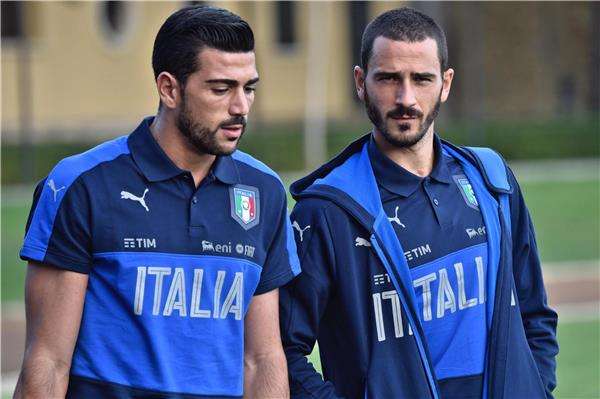 بونوتشي (يمين)