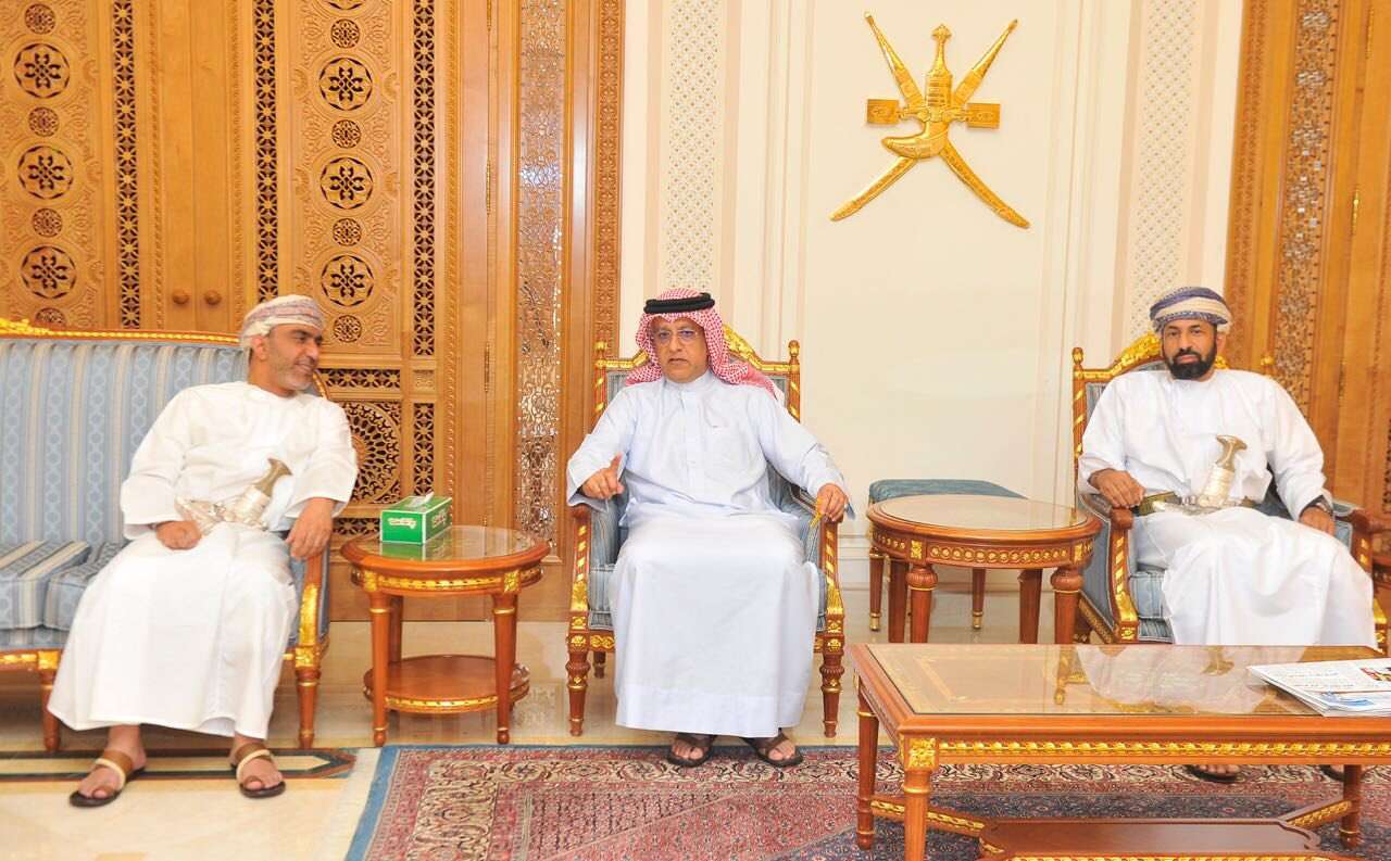 الشيخ سلمان بن ابراهيم لدى وصوله إلى مسقط وفي استقباله الوهيبي والهنائي