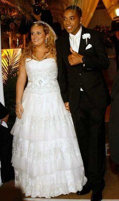 البرازيلي روبينهو مع زوجته فيفيان