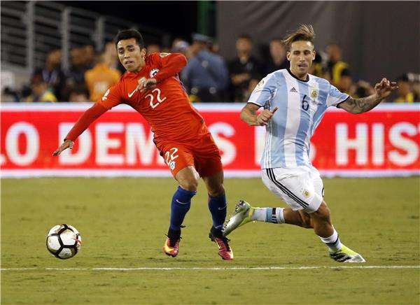 بيزارو (يمين)