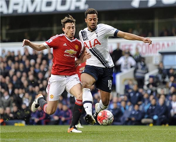 دارميان (يسار)