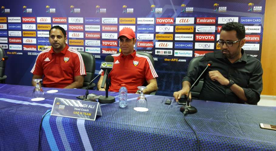 المؤتمر الصحفي لمدرب الإمارات