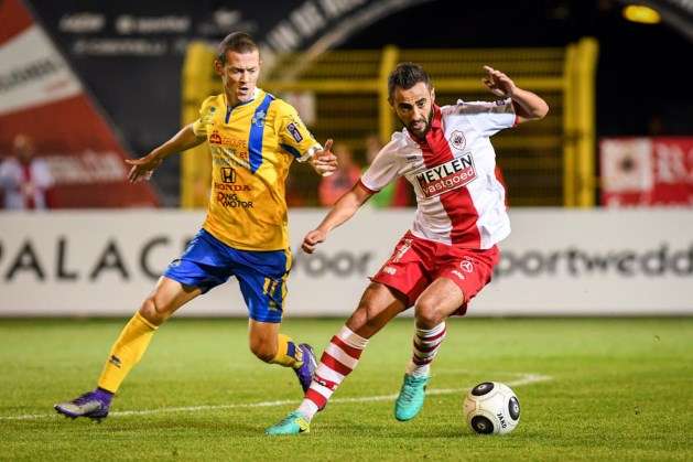 البشير فابيان كامي خلال مباراة أمس مع فريقه أنتويرب