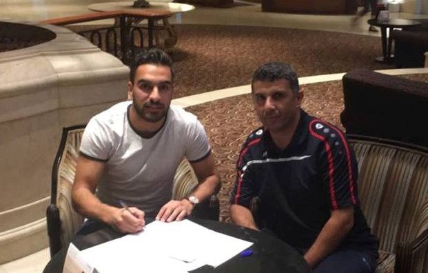 أثناء توقيع العقود