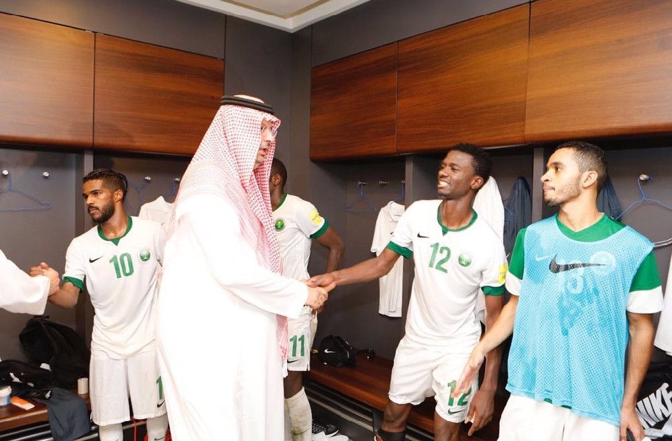 الأمير عبد الله مع اللاعبين