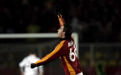 توران يحتفل بهدفه بمرمى بوردو في دوري أبطال أوروبا