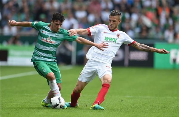 جوفيليوف  (يمين)