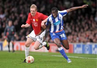 سيسوكو لاعب بورتو يمر من فليتشر لاعب اليونايتد 