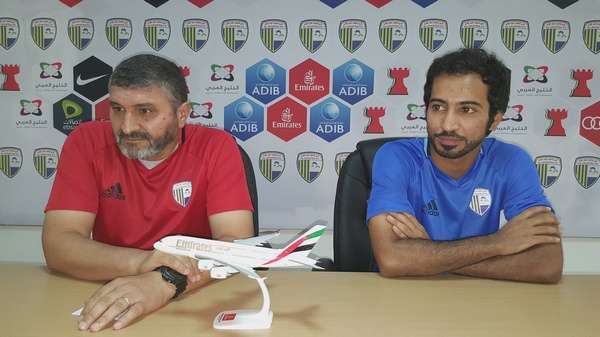 محمد قويض (يسار)