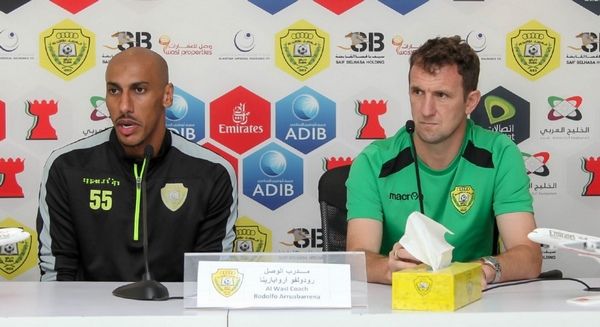 الأرجنتيني رودولفو أروابارينا (يمين)