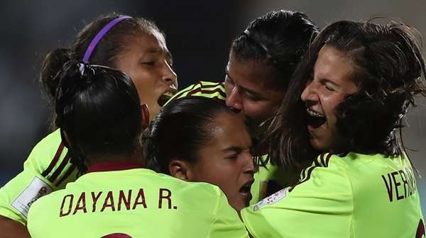 لاعبات فنزويلا وفرحة التأهل