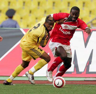 عبد الغفار ماماه بالقميص الأصفر مع فريقه شيريف المولدوفي