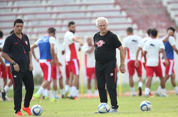 المدرب المساعد حاتم الميساوي الى جانب هنري كاسبارجاك خلال تدريبات امس بالمنستير 
