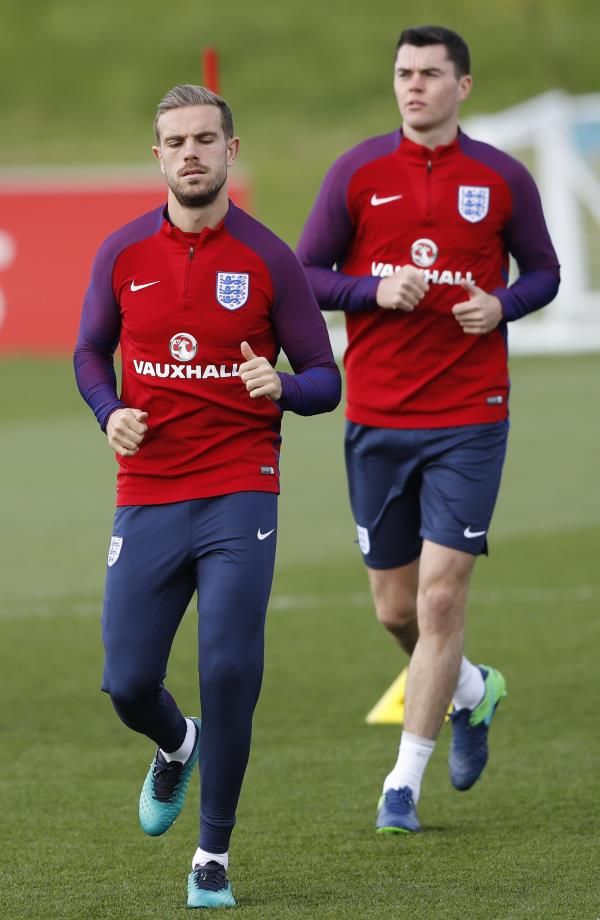 كين (يمين) في تدريب المنتخب الإنجليزي