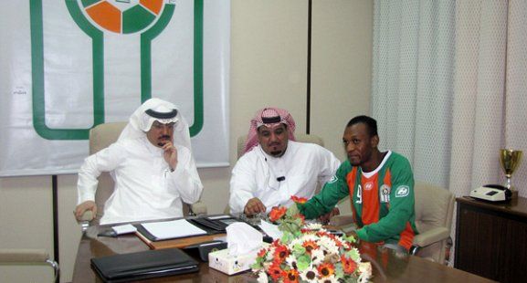 الهوساوي لحظة توقيعه في كشوفات الأنصار بحضور رئيس النادي